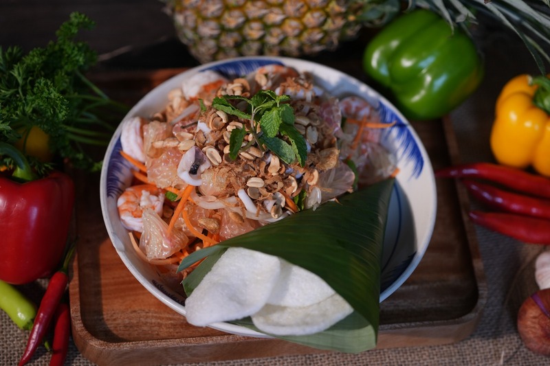 Gỏi bưởi và hải sản