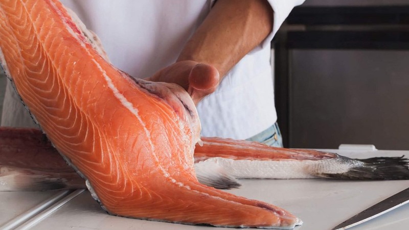 Phi lê và loại bỏ phần không ăn sống