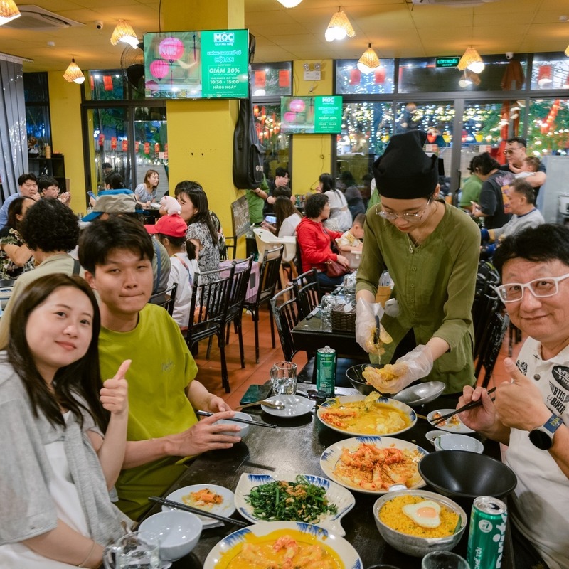 Đặt bàn để salad hải sản Mộc Seafood